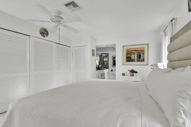 Building Photo - 450 French Royale Cir