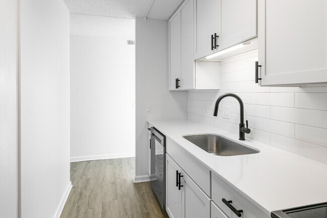Building Photo - Modern 1-Bedroom in Downtown Highland Park | In-Unit Laundry + Garage Parking