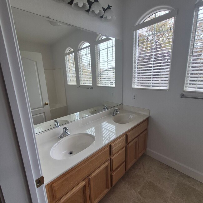 Building Photo - Natomas Home available for Speedy Move in.