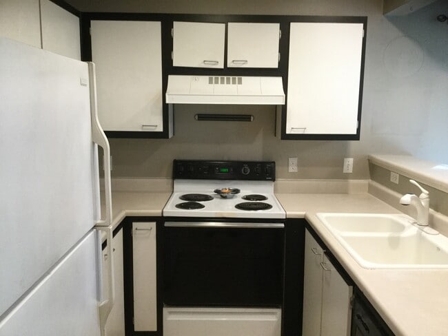 Building Photo - 7117 SW Sagert St