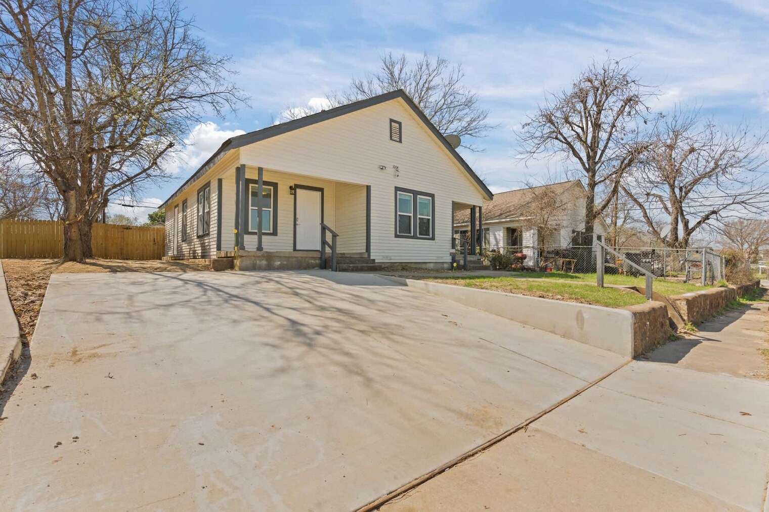 Building Photo - 1004 E Powell Ave