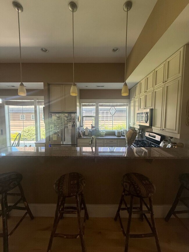 Building Photo - Rare Find- Home for Rent in the Knolls Community