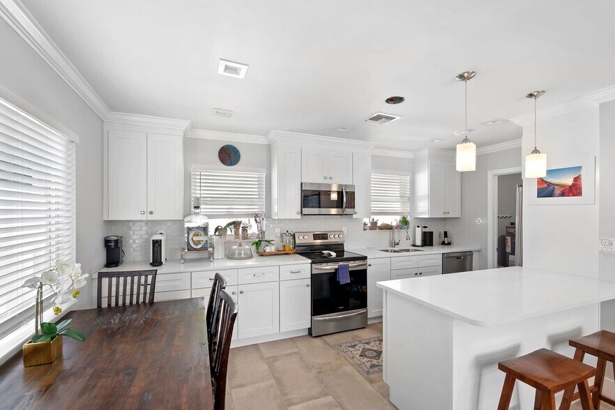 Building Photo - 911 W Hawie St