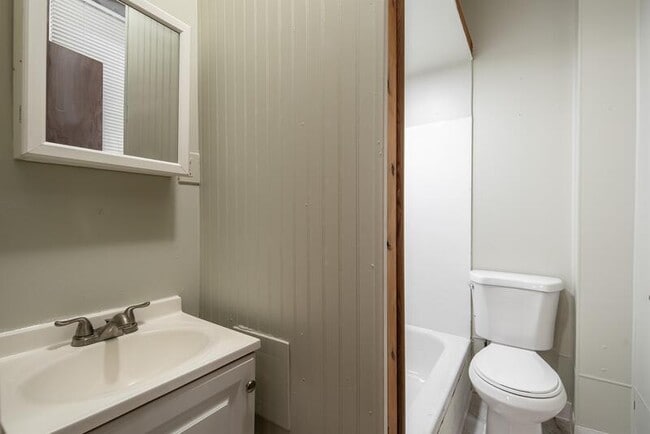 Building Photo - 140 5th Ave