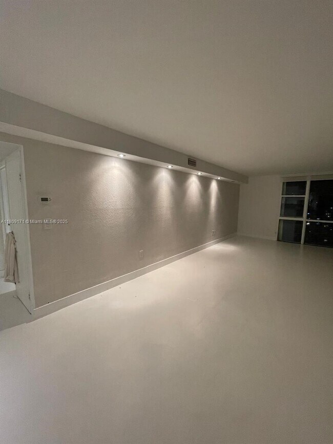 Building Photo - 3625 N Country Club Dr