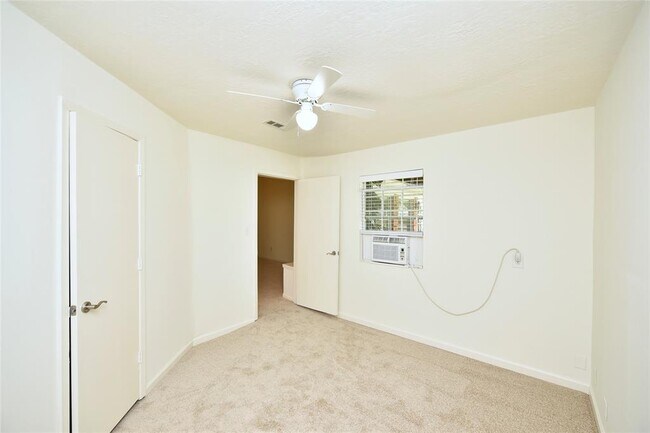 Building Photo - 2035 Shorewood Ln
