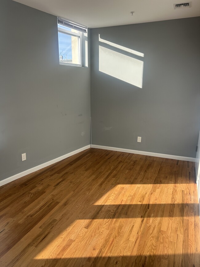 1br berdroom - 231 Dayton Ave