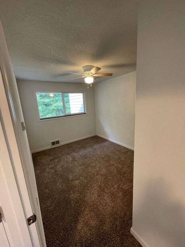 Building Photo - KellyCreek03