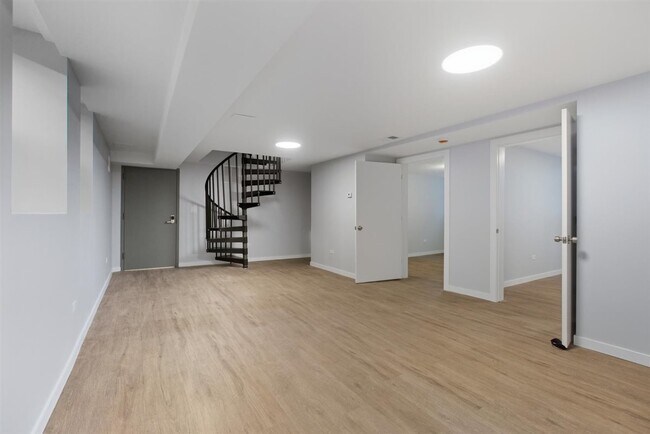 Building Photo - 4700 N Racine Ave