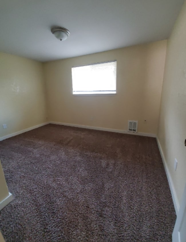 Building Photo - 6 bedroom, 2 bath home in Roosevelt Neighborhood!