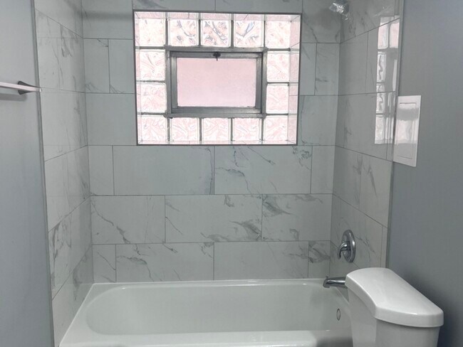 Building Photo - 2417 W Bryn Mawr Ave