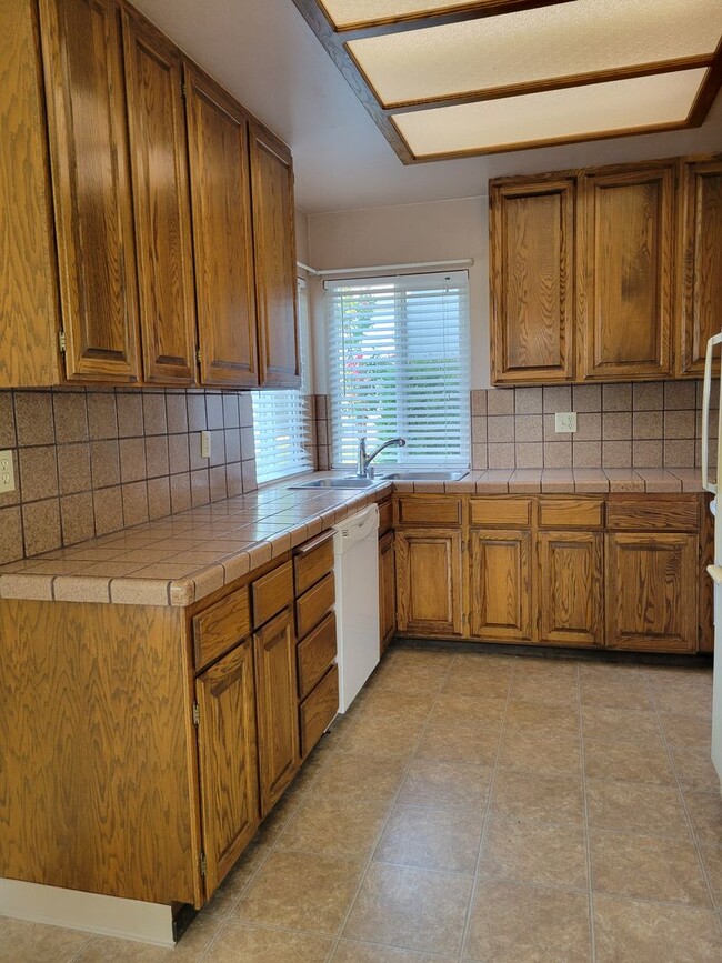 Building Photo - Ridgecrest 2 Bedroom Condo With Gated Swim...