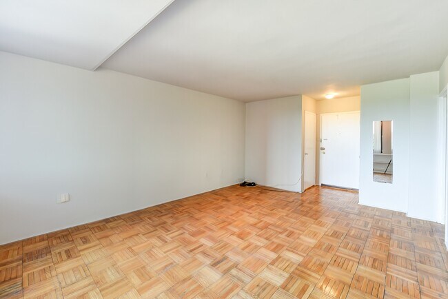 Building Photo - Spacious & Bright Junior 1 Bedroom at River Place East