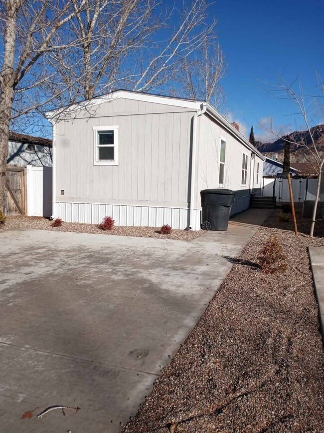 Building Photo - 530 Frontier Dr