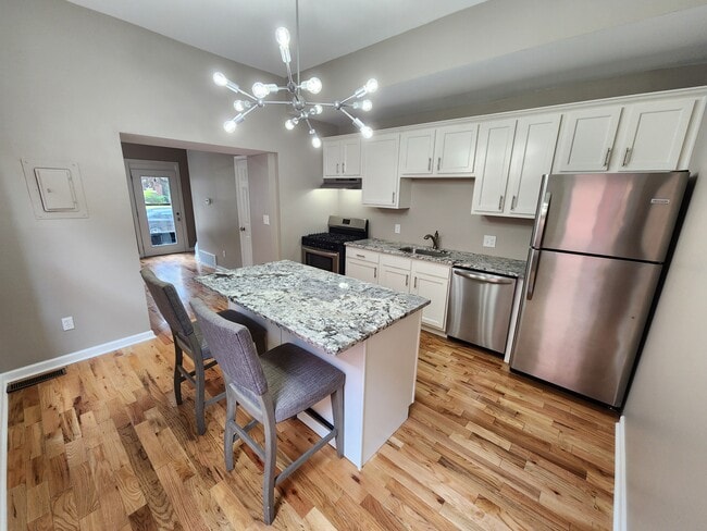 Building Photo - 115 W 2nd Ave