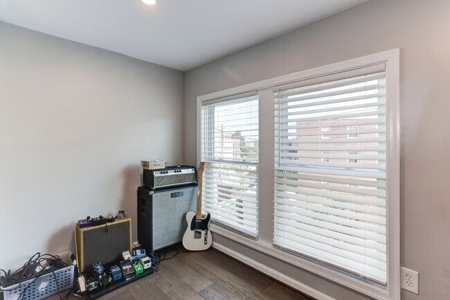 Building Photo - Trinidad Rowhome | 2 Bed | 1 Bath | 800 Sf | Large Fenced-In Front Porch & Fenced-in Backyard | 2...