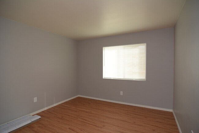 Building Photo - Remodeled 2 Bedroom 1 Bath Townhouse! Grea...