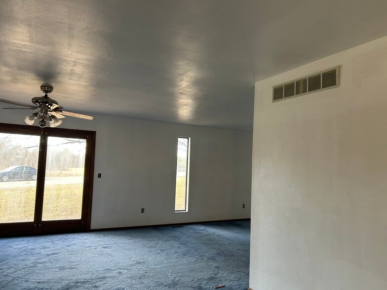 Building Photo - 725 S Belt W