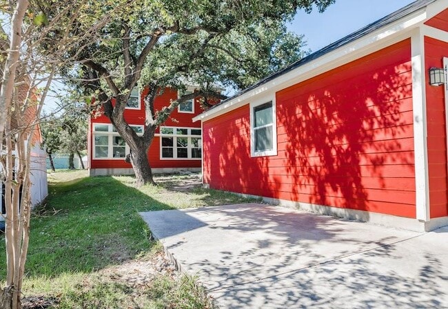 Building Photo - 411 Wetzel