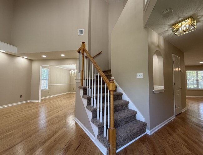 Building Photo - Newly Renovated Modern Home