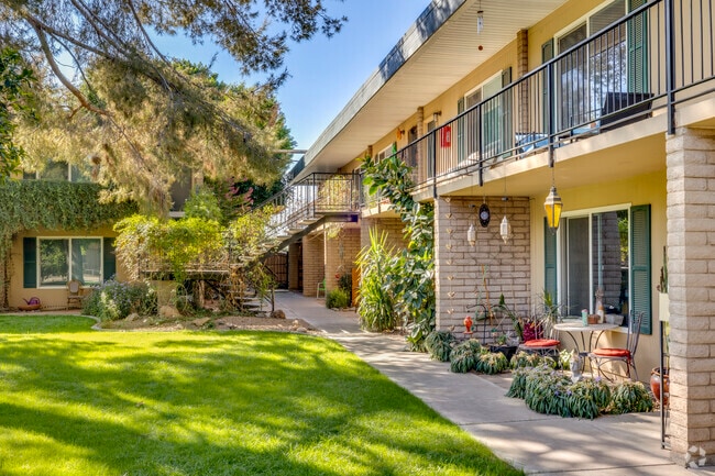 Building Photo - Oasis in the City