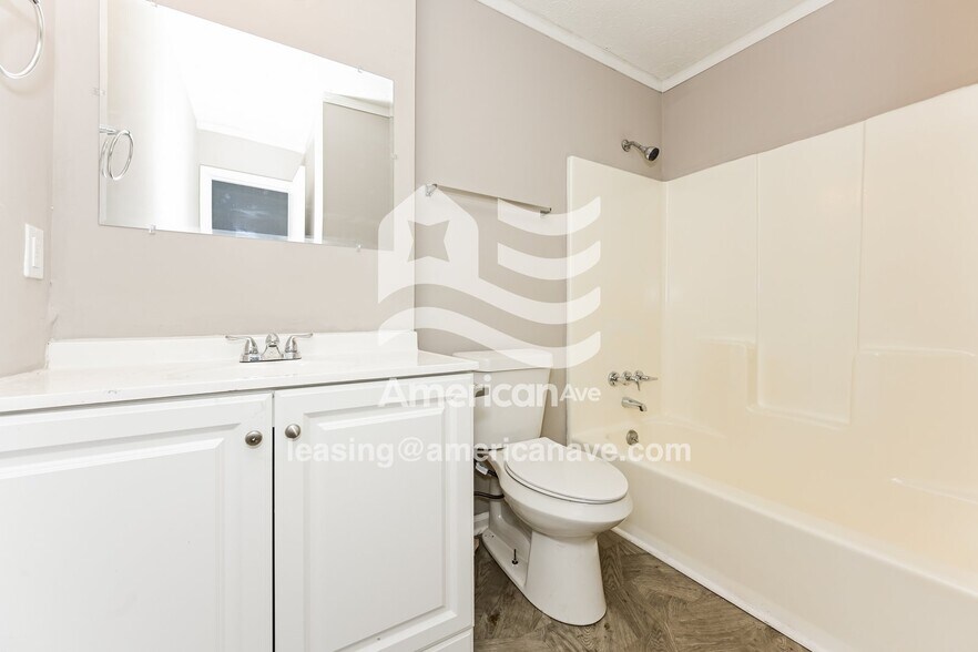 Building Photo - 411 Petunia Ave