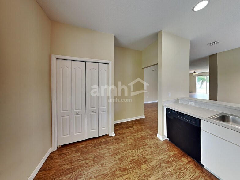 Building Photo - 7044 Monarch Park Dr