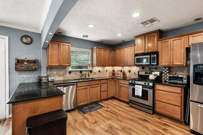 Building Photo - 1034 Nashua St