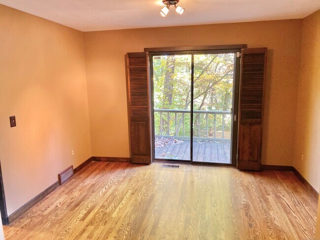 Building Photo - 1031 Howe Ave