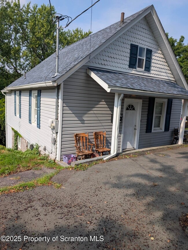 Building Photo - 954 E Elm St