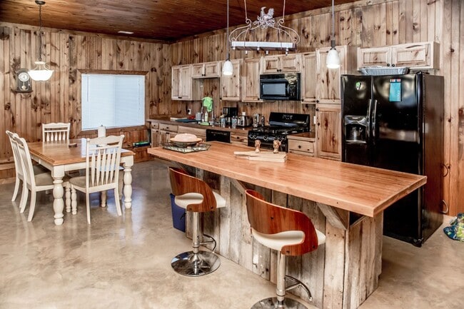 Building Photo - 4 Bedroom Hunting Lodge in Climax Springs