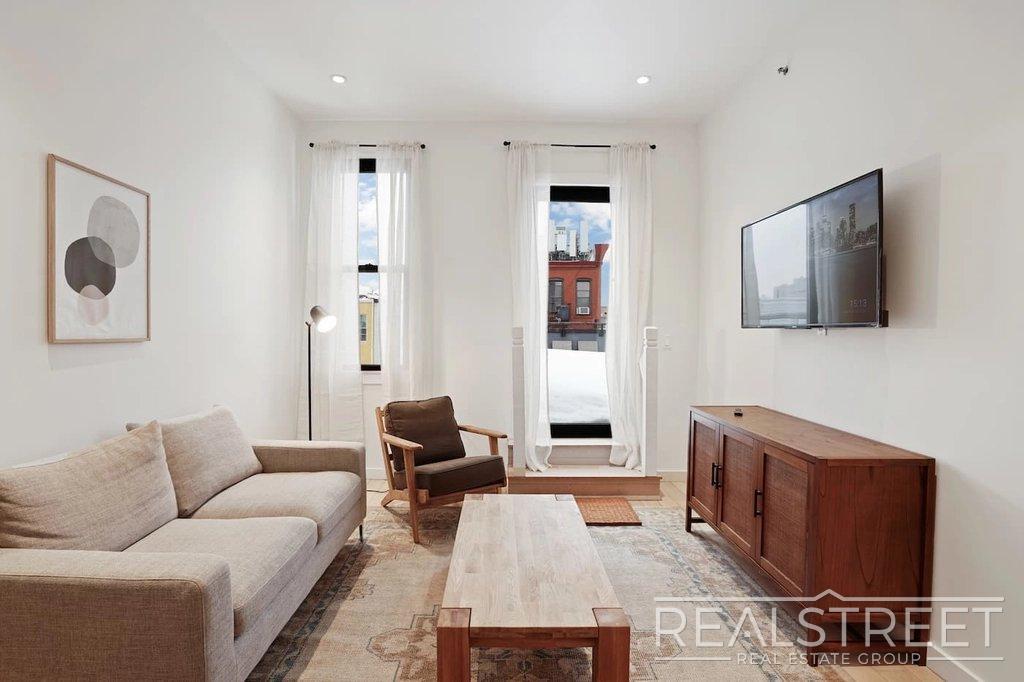 Building Photo - Spacious Bushwick 6BR with Open Kitchen, Laundry & Roof Deck
