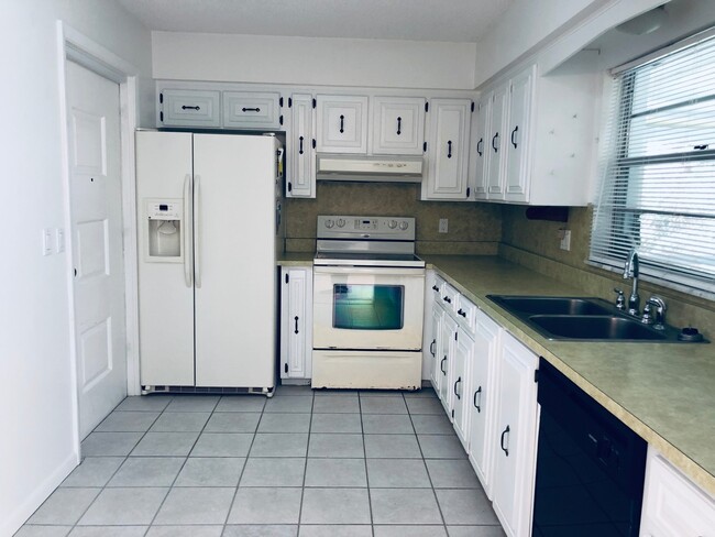 Building Photo - Spacious 2 Bedroom 2 Bath Home!