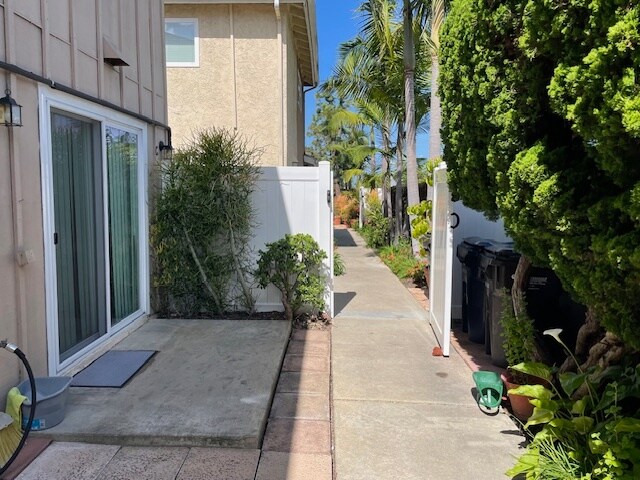 Hillview-C Patio Toward External Gate - 16522 Hillview Cir