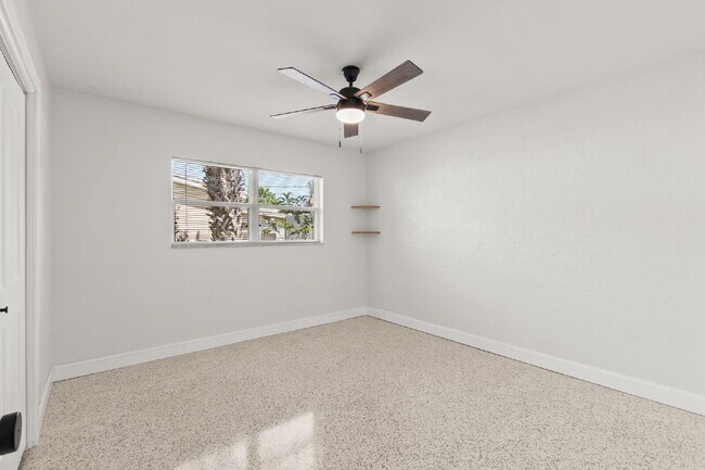 Building Photo - NEWLY RENOVATED Home For Rent in St Pete!