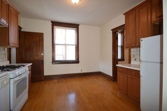 Building Photo - 3806 N Greenview Ave