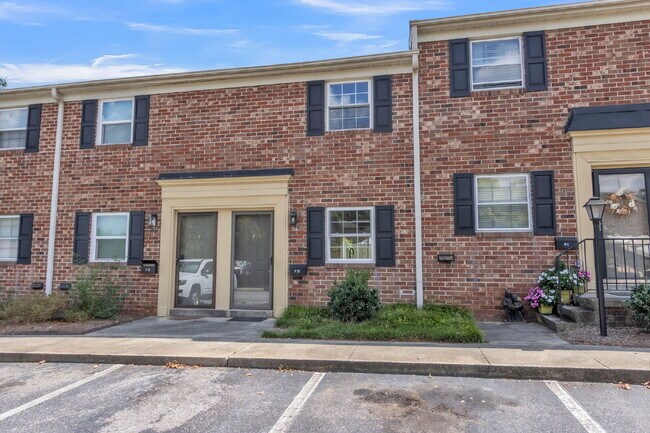 Building Photo - Newly Renovated 2 BR/ 1.5 BA Condo in York...