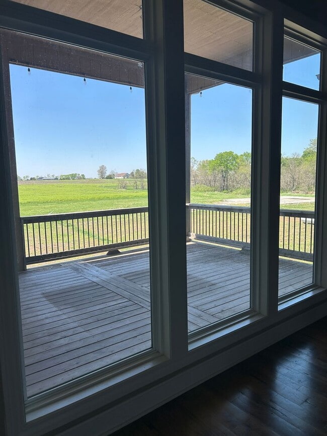 Building Photo - 4 bedroom house with a beautiful view!! **...