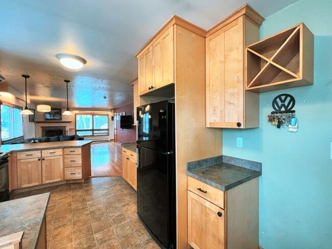 Building Photo - Spacious Midtown Two Bedroom with Utilitie...