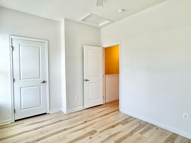 Building Photo - 127 Streamview Dr