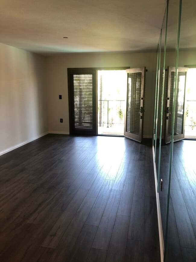 Building Photo - Los Caballeros #313