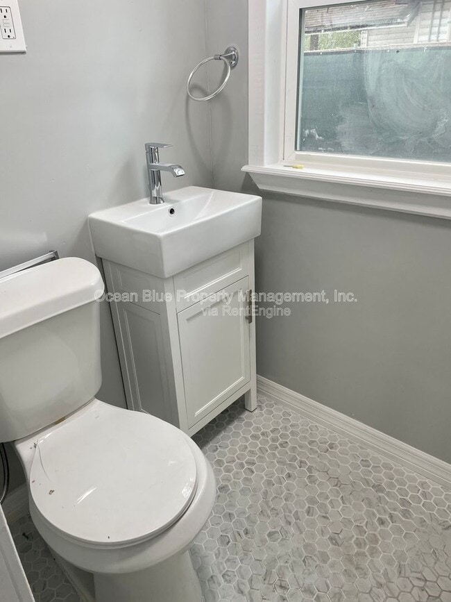 Building Photo - 2010 E Waters Ave