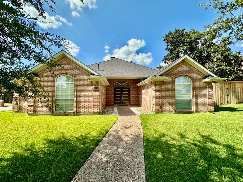 Primary Photo - 1301 Royal Palm Ln