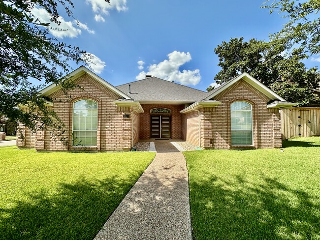 Building Photo - 1301 Royal Palm Ln