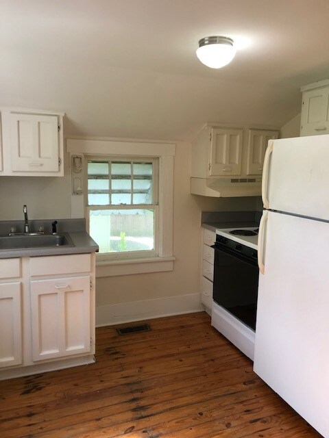 Kitchen - 710 N Maple St