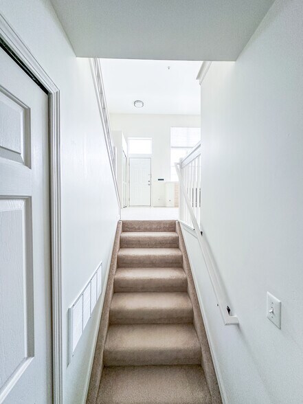 Building Photo - 1872 Lindsay Ln