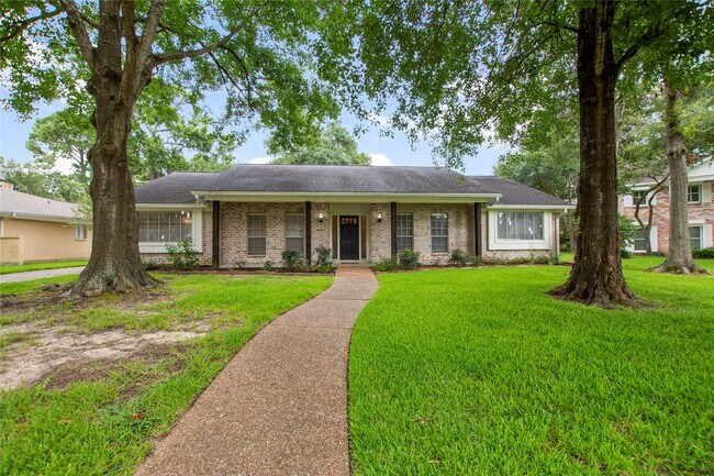 Primary Photo - 402 Forest Lake Dr