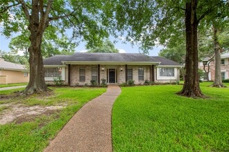 Building Photo - 402 Forest Lake Dr