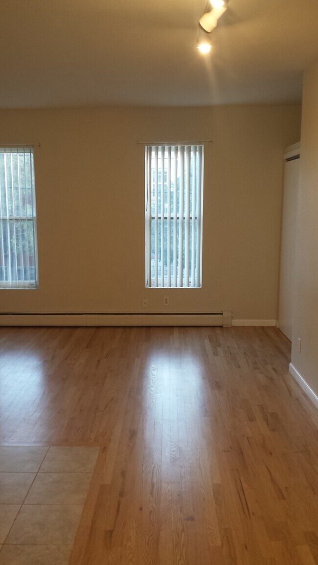 Building Photo - 811 24th St