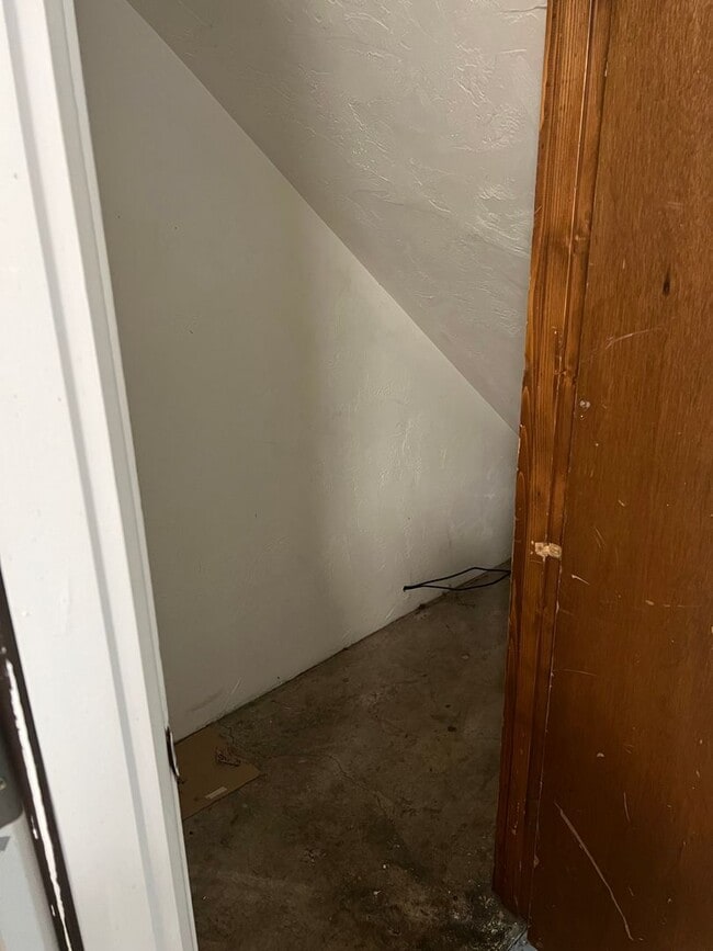 Building Photo - 2 bed 1 1/2 bath duplex in Springfield!